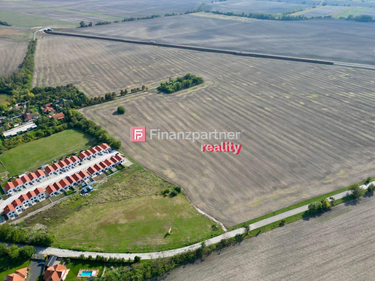 Na predaj investičný pozemok v blízkosti diaľnice R7 20.000 m2 – fotka 2