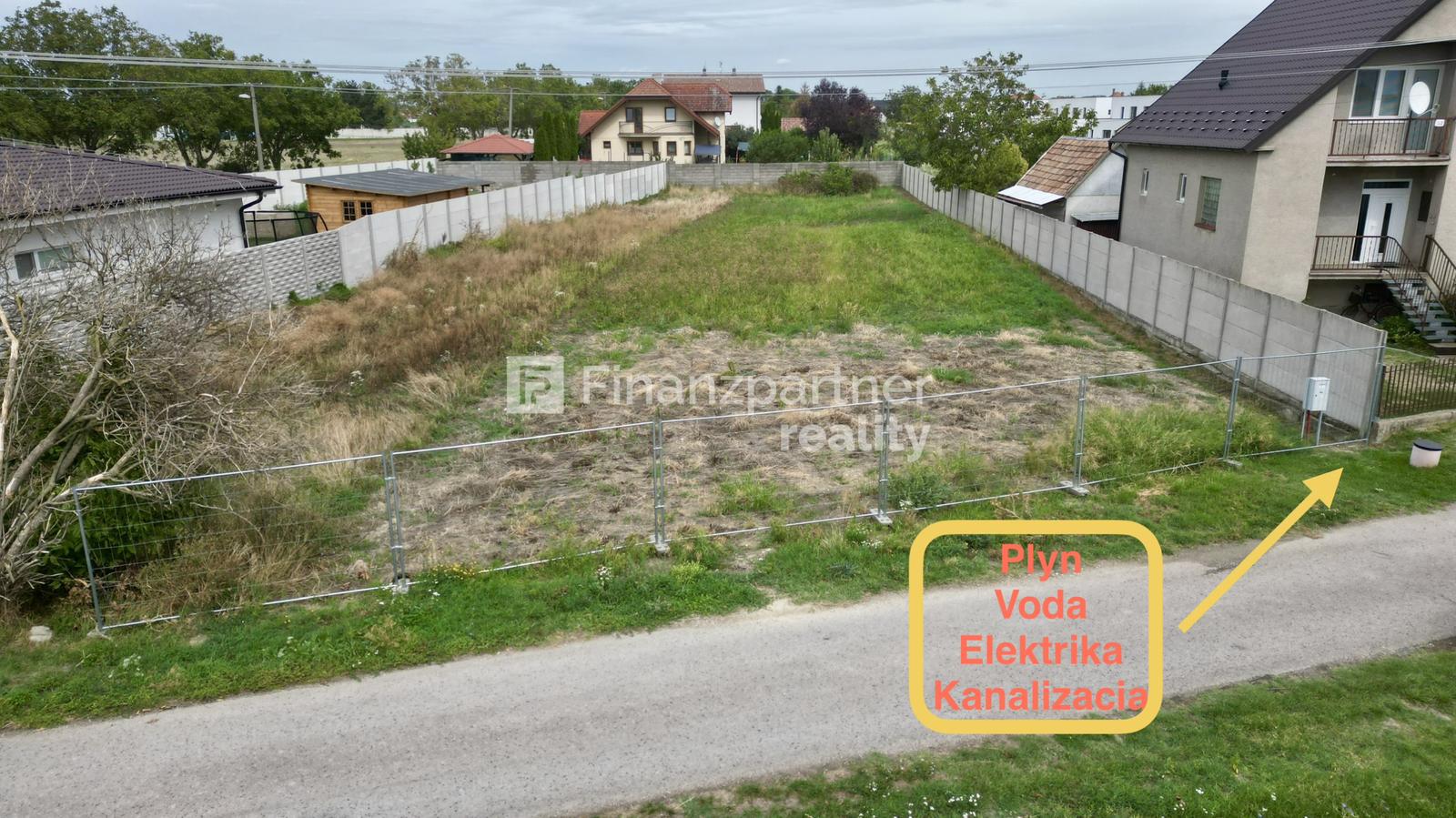 ATRAKTÍVNY STAVEBNÝ POZEMOK 1 439 m² V OBCI HORNÉ JANÍKY – fotka 2