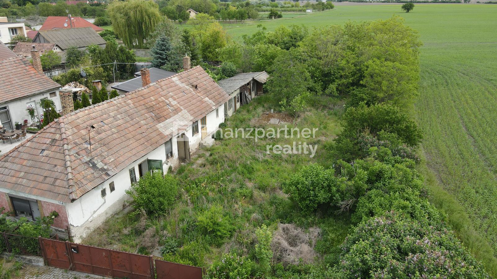 Starší rodinný dom s veľkým pozemkom v Mliečne pri Dunajskej Strede – 1 098 m²