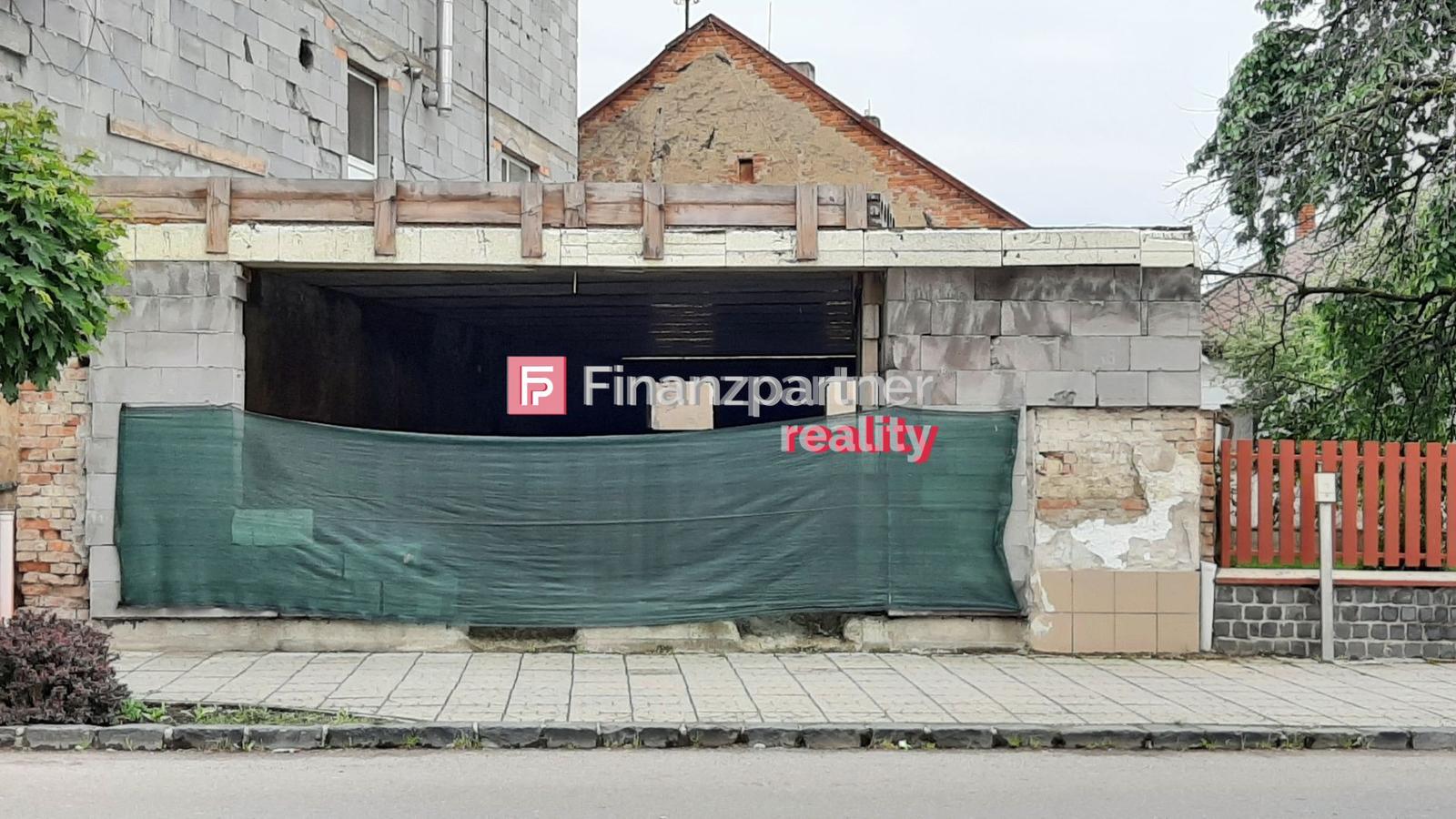 Exkluzívne na predaj rozostavaná budova v centre Sobraniec