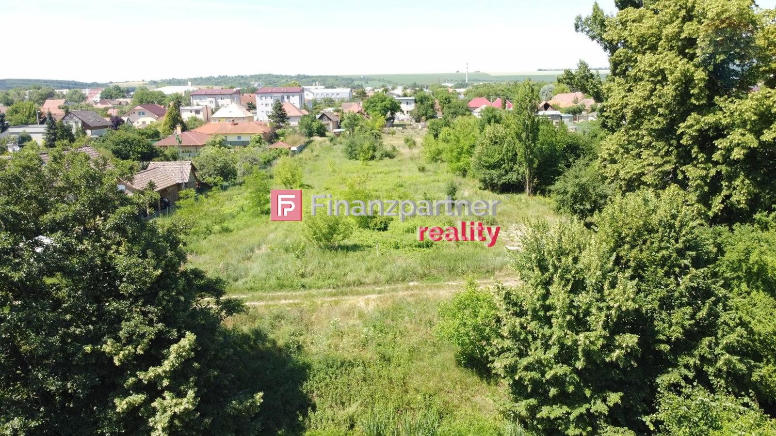 Slnečný pozemok v prírode, blízko riečky Malá Nitra, Nitra
