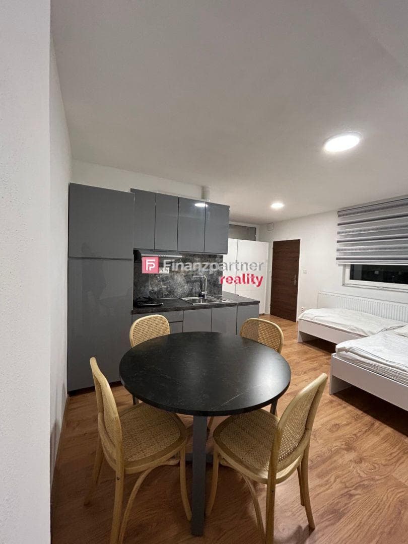 Na prenájom luxusný apartmán v centre mesta na prízemí so vstupom z ulice na Floriánovej ul. (F030-215-Mato)