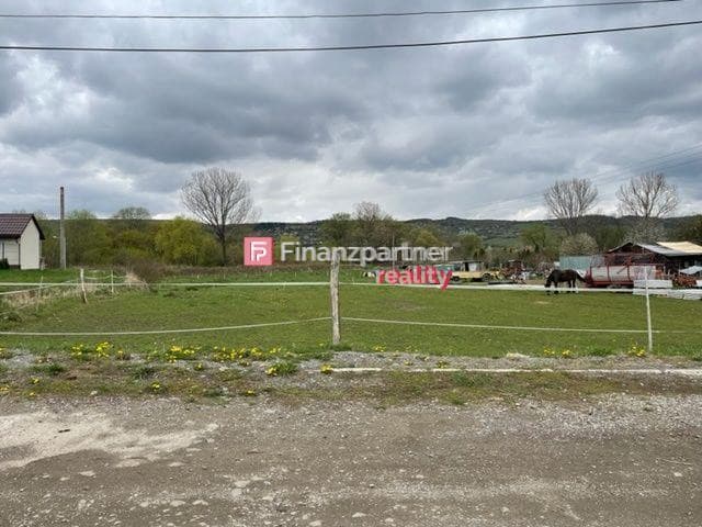 Stavebný pozemok pod kaštielom v Petrovanoch   (F785-14-ANM)
