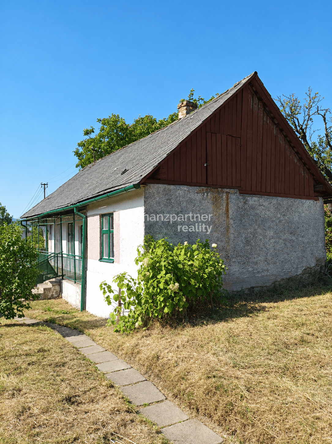 Slnečný pozemok s domom v Krivanoch.  /F251-123-ALPO/