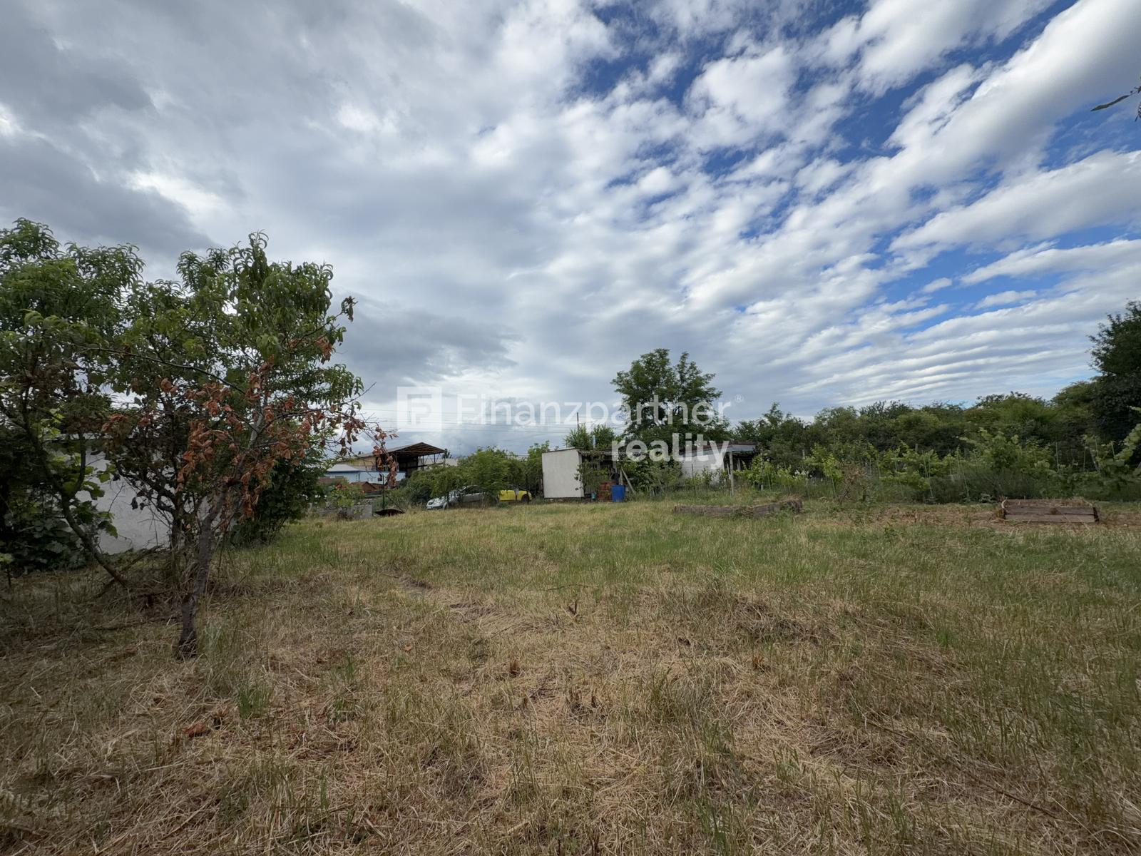 ☀️ Slnečný off-grid pozemok s chatkou v Pezinku