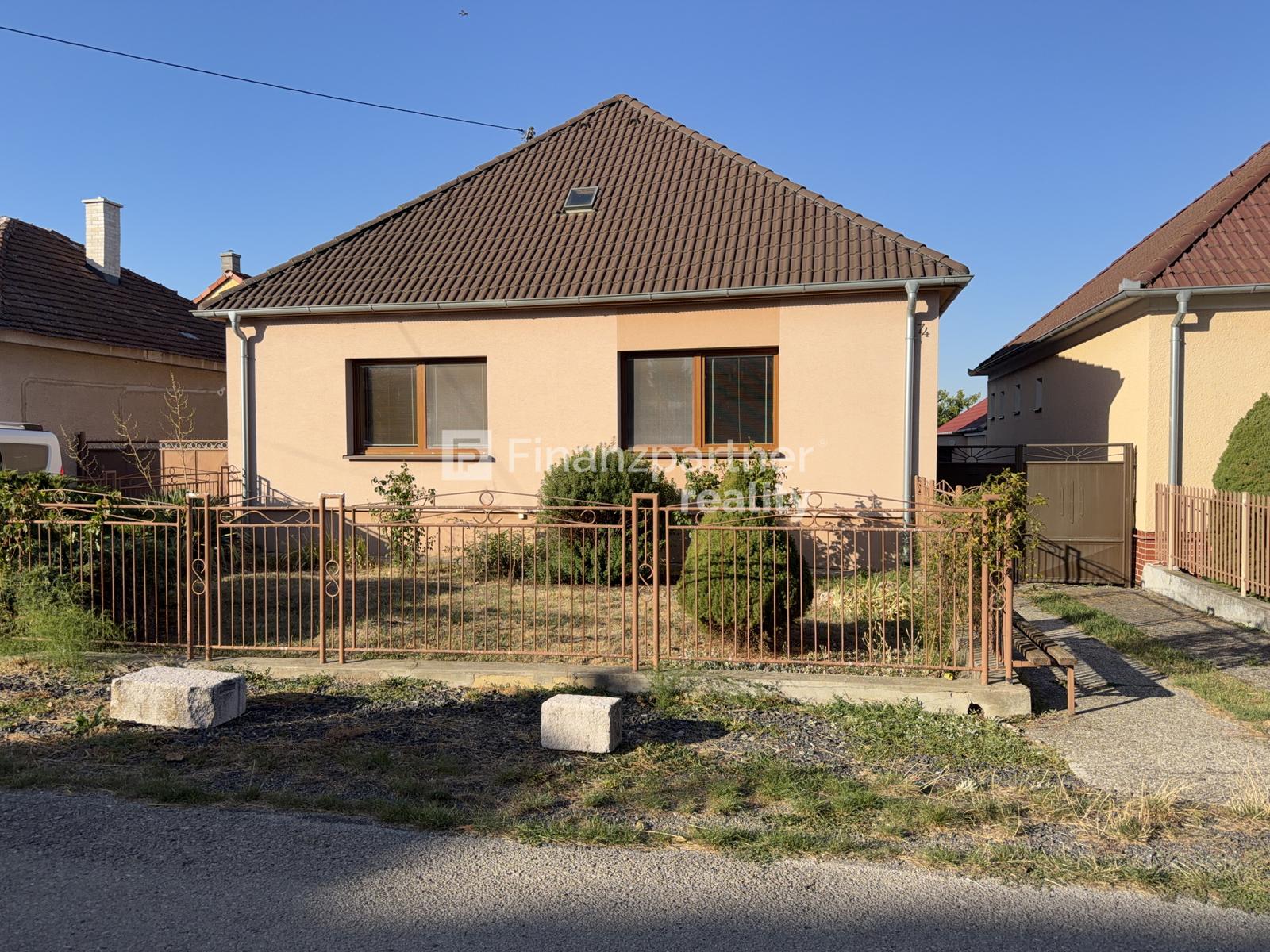 (REZERVOVANÉ)Dom + samostatná obytná jednotka, pozemok 1120m2 D.Orešany