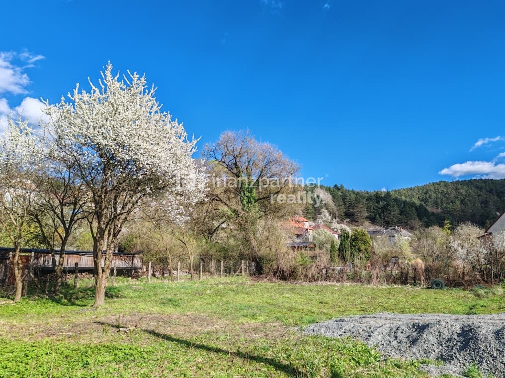Znížená cena! Stavebný pozemok 868m2 Hradište pod Vrátnom