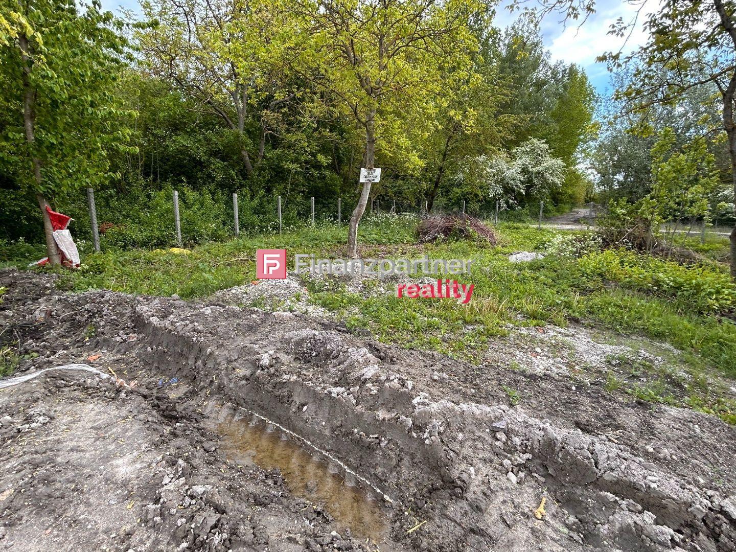 Slnečný pozemok v novovybudovanej časti obce Dunajský Klátov (F008-014-ESJAa)