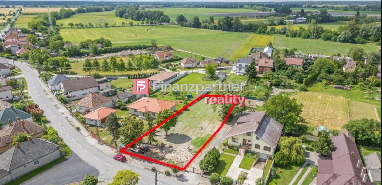 Priestranný stavebný pozemok v obci Čiližská Radvaň (F027-014-ESJAa) – fotka 2
