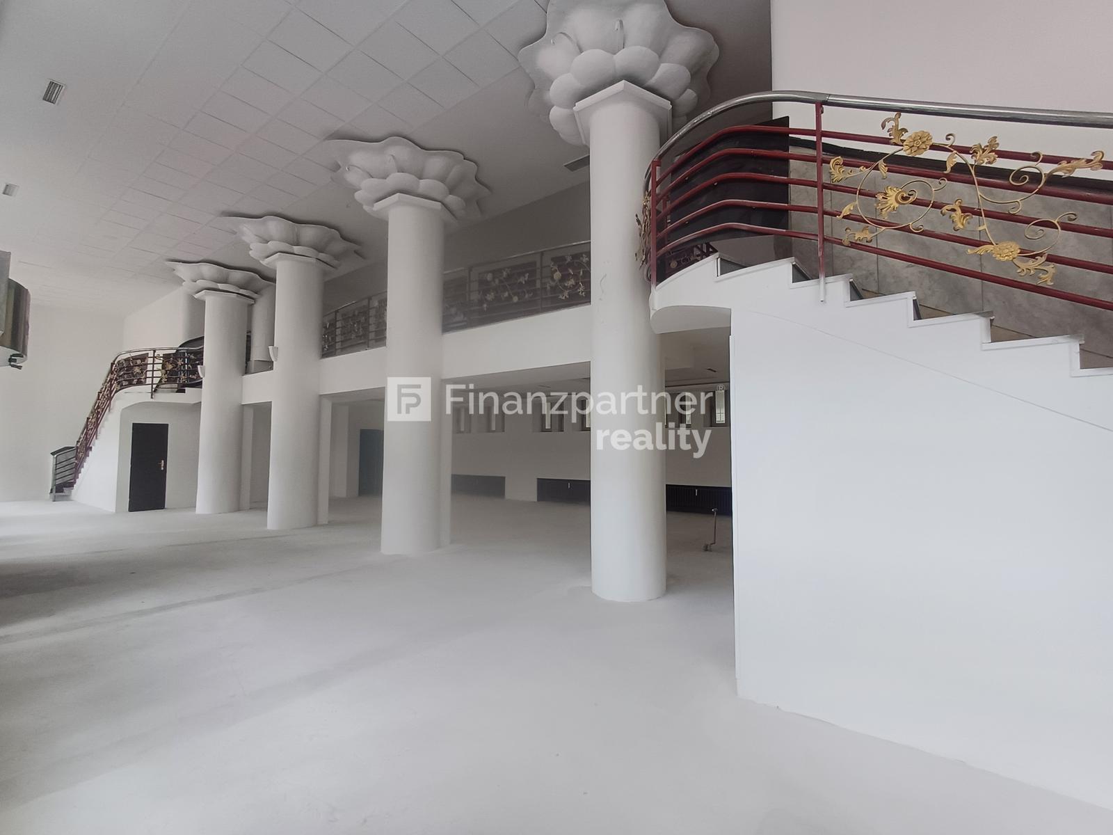 PRENÁJOM - Reprezentatívny obchodný priestor v centre BA – fotka 2