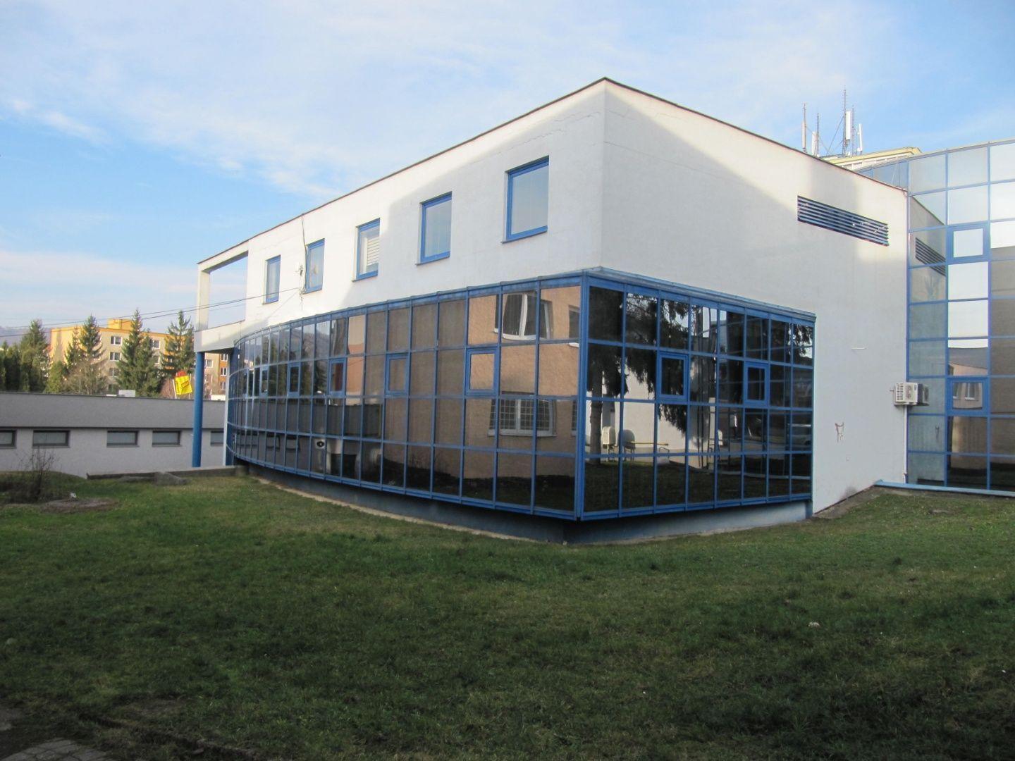 Prenájom kancelárii a  priestorov pre kozmetický salón v centre mesta Strokov