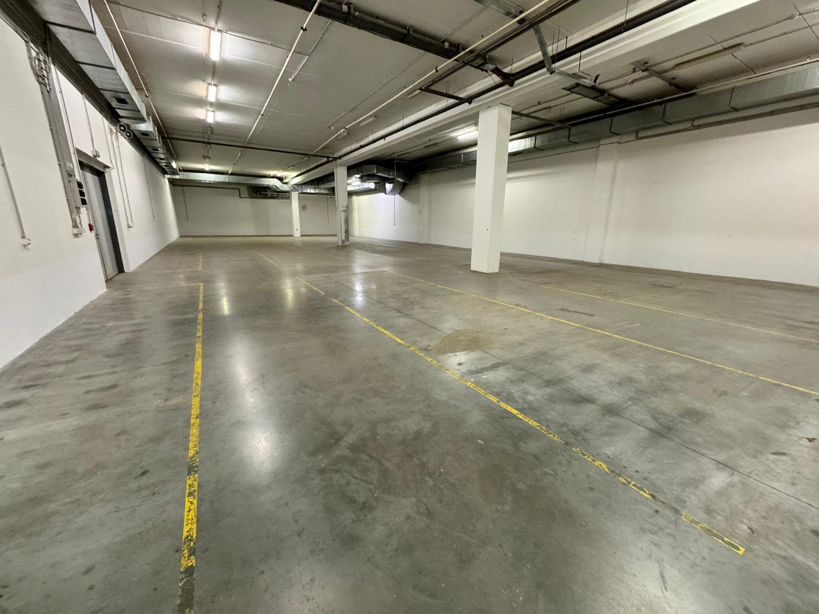 SKLAD 653m2 vlastný vstup, plne obsadené centrum