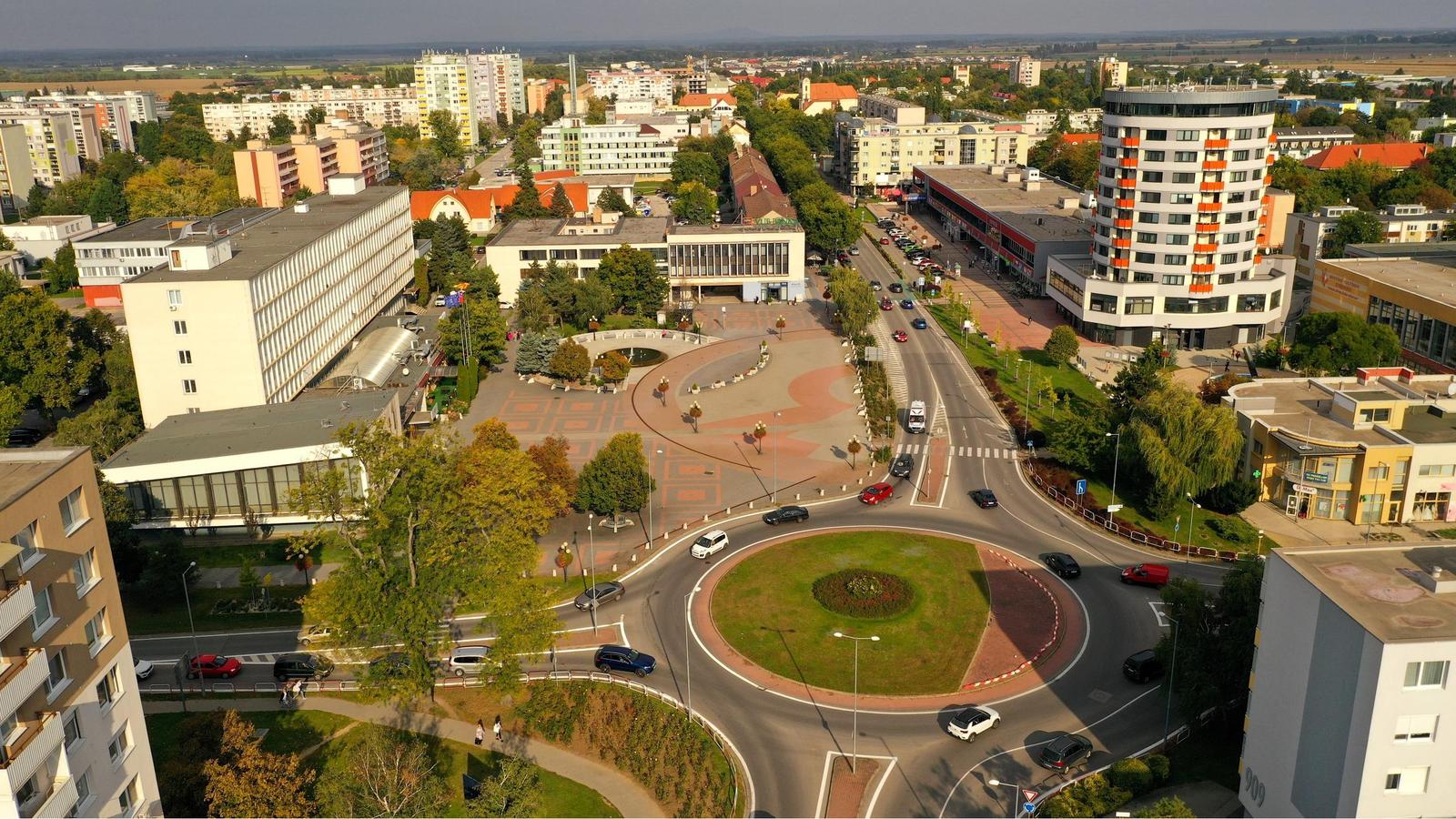 Kancelárie v priamom centre mesta Galanta, od 14m2 až po celkových 470m2