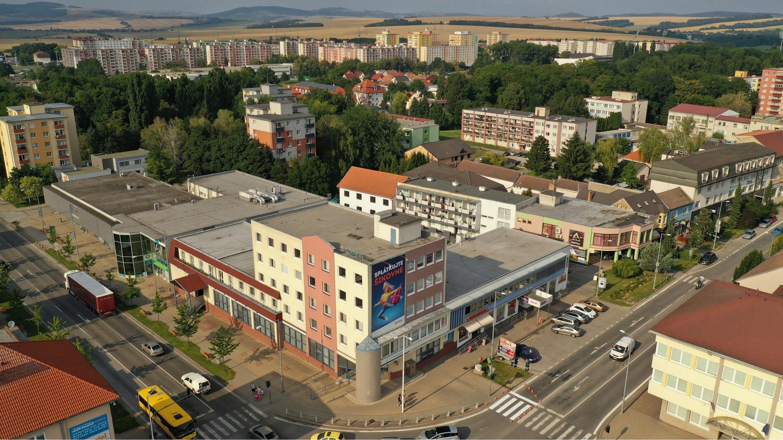 Prenájom od 15 m2 až po 650 m2 kancelárskej plochy  v centre mesta Senica