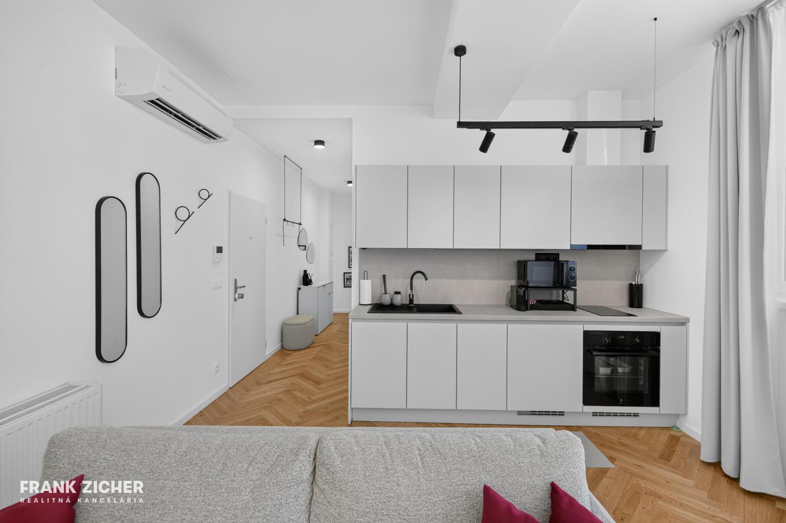FRANK ZICHER - Predávame štýlový 2-izbový apartmán v projekte UNO na Poštovej ulici v centre Bratislavy