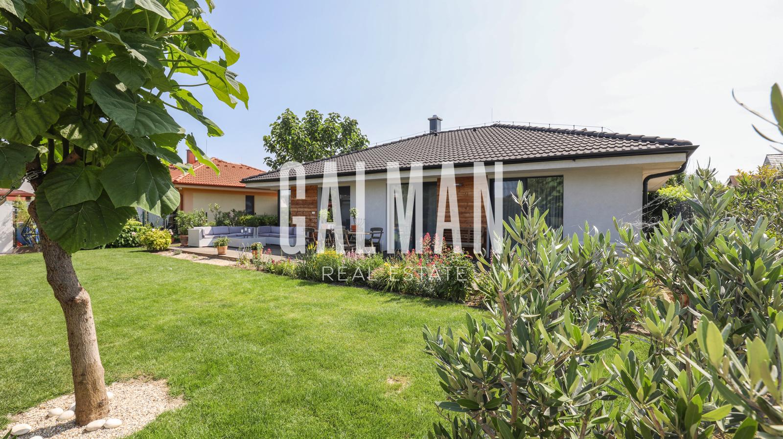 Exkluzívne - 4i zariadený rodinný dom- BUNGALOV, terasa a upravená záhrada, Veľký Biel, 500 m2