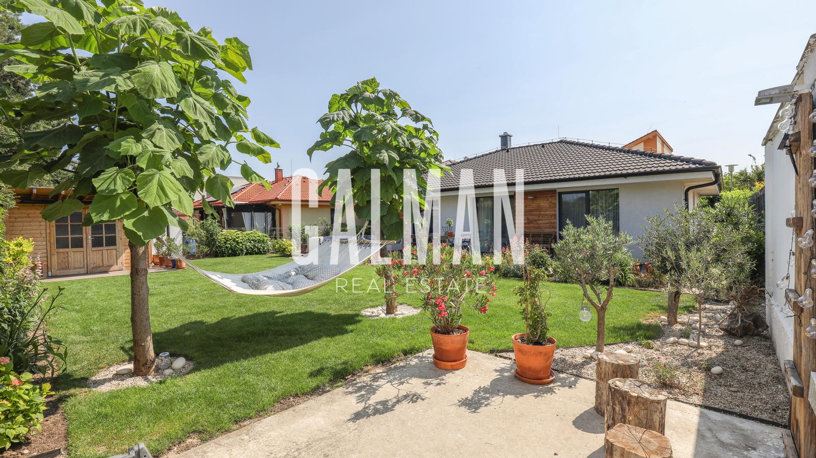 Exkluzívne - 4i zariadený rodinný dom- BUNGALOV, terasa a upravená záhrada, Veľký Biel, 500 m2 – fotka 2