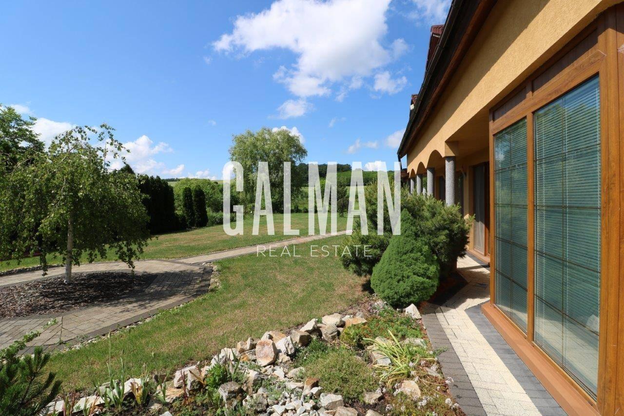 Exkluzívne - veľké 9i rodinné sídlo s rozľahlým pozemkom v obci Santovka, pozemok 2421 m2