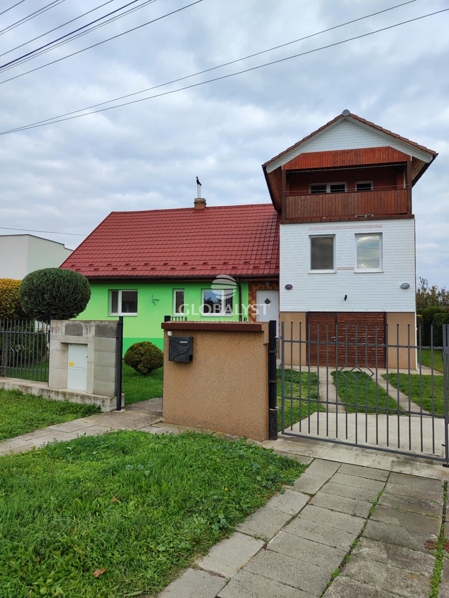 Ponúkame na predaj priestranný rodinný dom v srdci Tokajskej vínnej oblasti – Slovenské Nové Mesto.