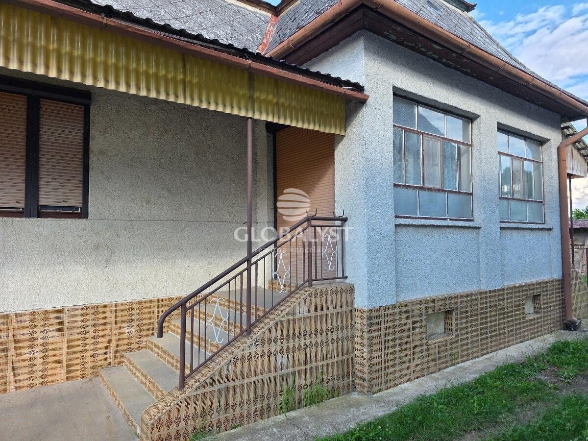Priestranný rodinný dom s garážou a vedľajšou budovou – fotka 2