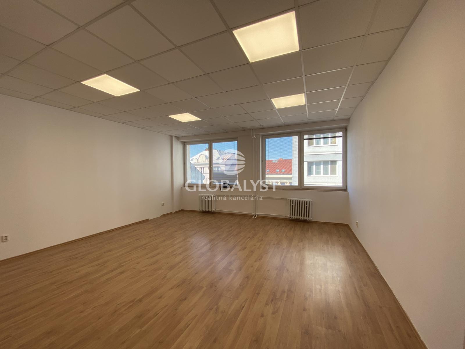 Priestranná kancelária : 42 m2 - v centre mesta