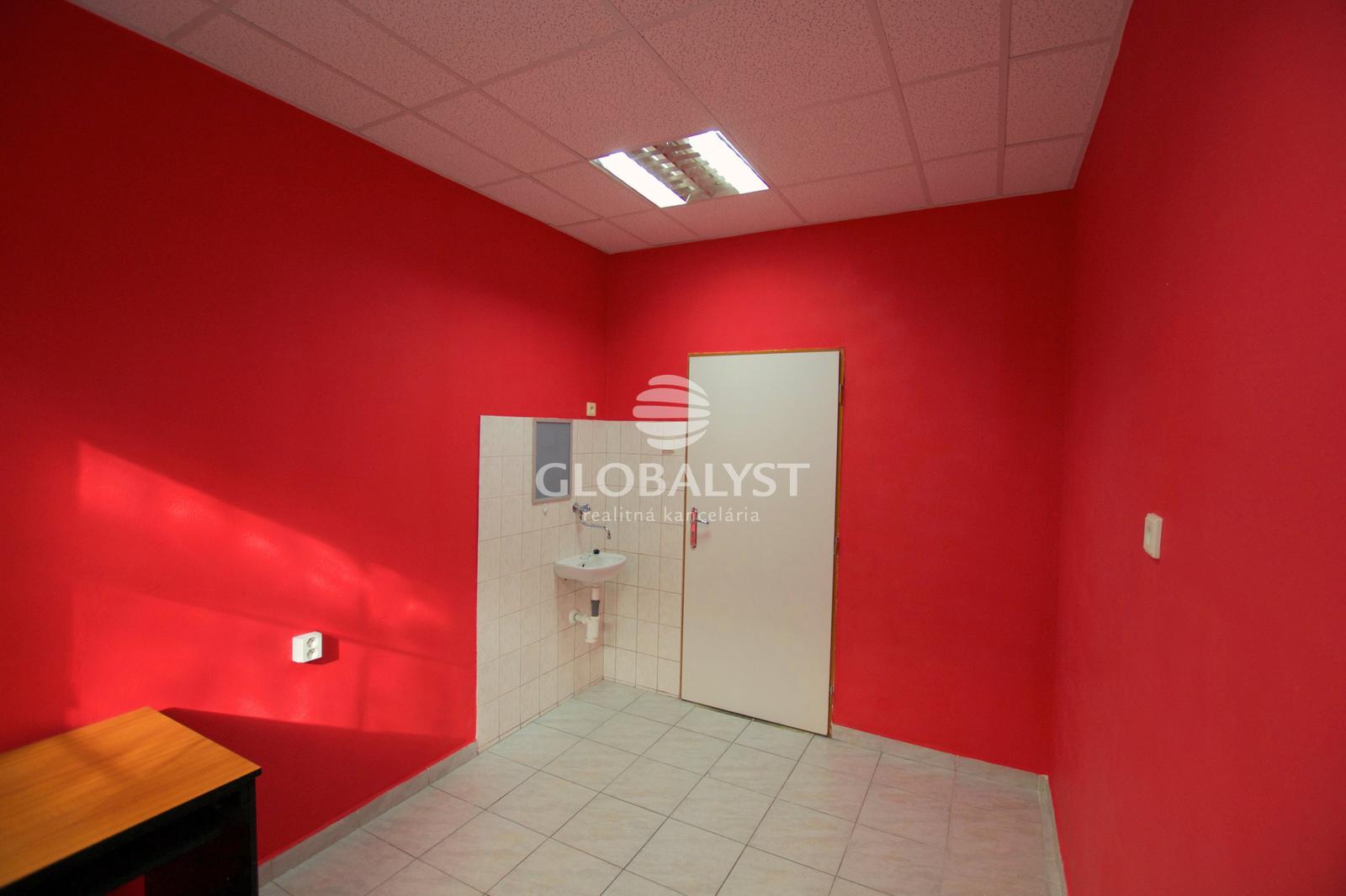 Priestor s umývadlom – 9 m2 – v centre pri Hiltone. – fotka 2