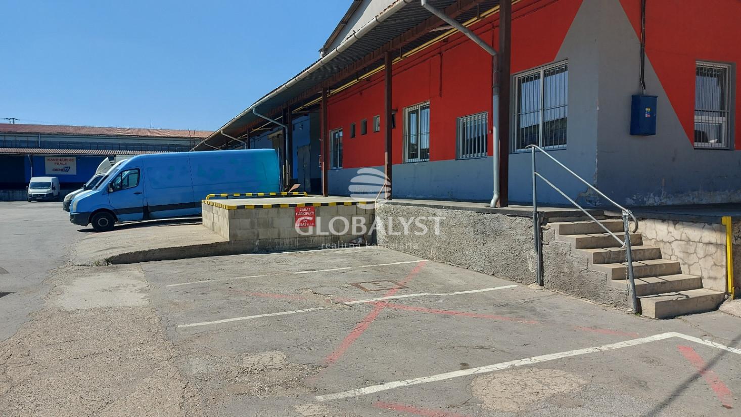 Skladovacie priestory s výmerou 830 m2 v areáli pri diaľničnom privádzači – fotka 2