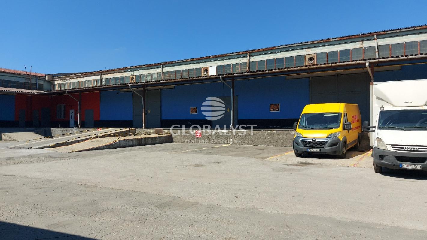Skladovacie priestory s výmerou 830 m2 v areáli pri diaľničnom privádzači
