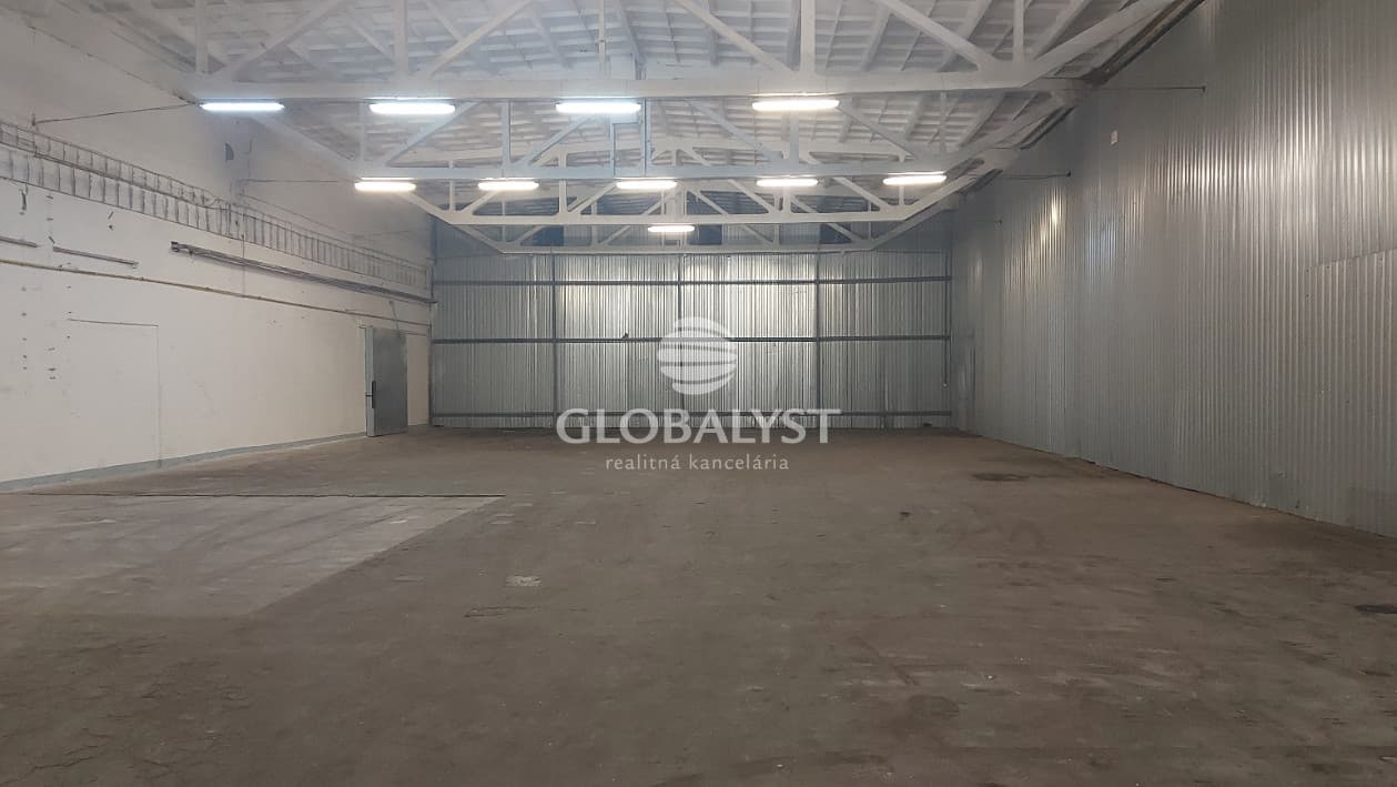 Skladovacie priestory 624 m2 - pri privádzači na Juhu