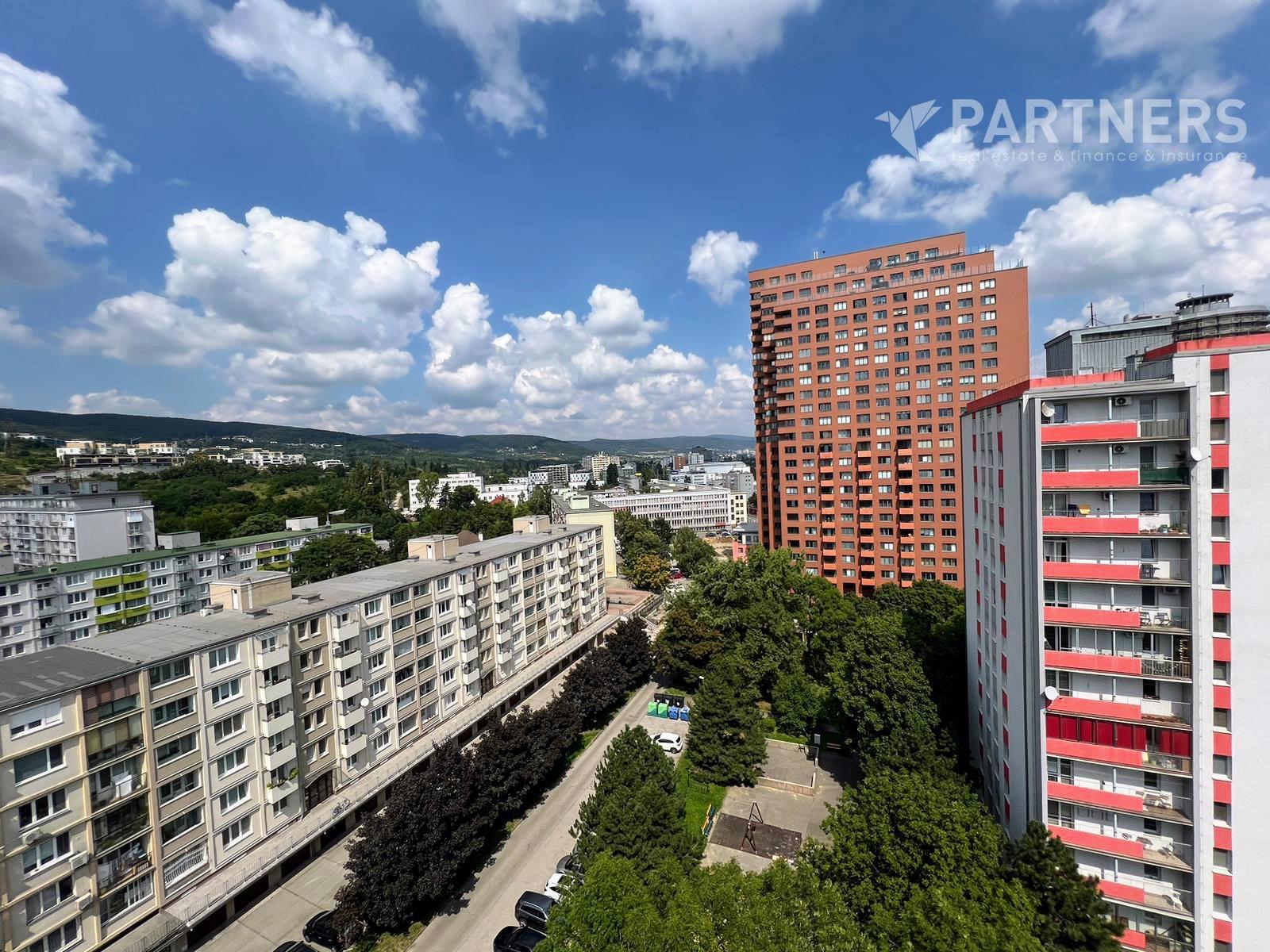 DOBRÁ CENA a TOP VÝHĽAD ! 3i BYT S BALKÓNOM, RAČIANSKÁ ul., BA III