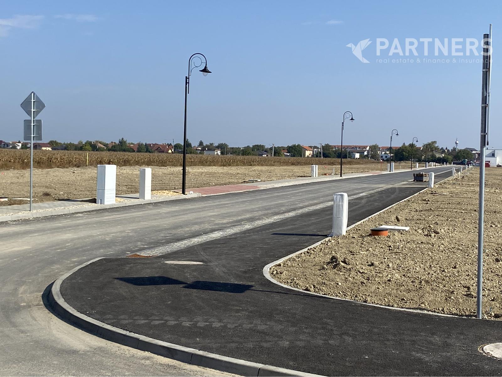 PRIPRAVENÉ STAVEBNÉ POZEMKY ! CHORVÁTSKY GROB, od 800 m2, kompletná OV
