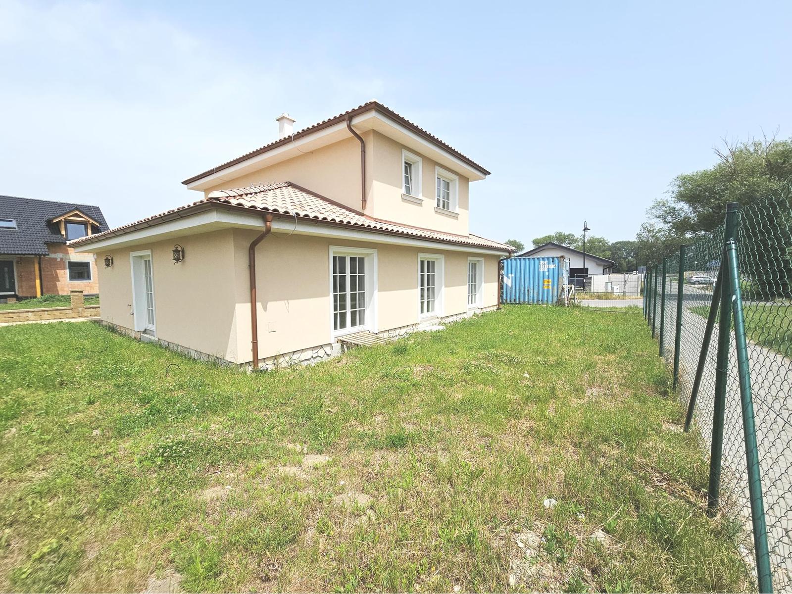 6-izbový rodinný dom s 3 kúpeľňami s ÚP 166 m2, POZEMOK 600 m2, Vinosady – fotka 2