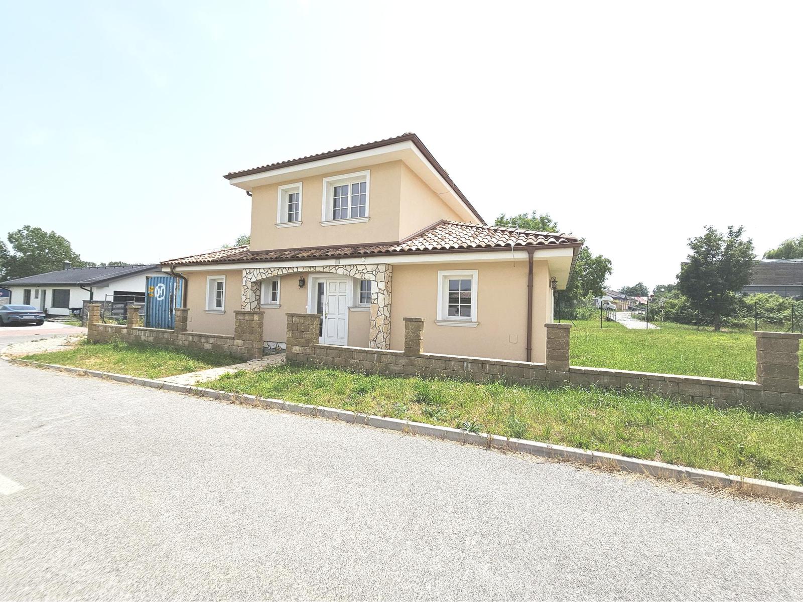 6-izbový rodinný dom s 3 kúpeľňami s ÚP 166 m2, POZEMOK 600 m2, Vinosady