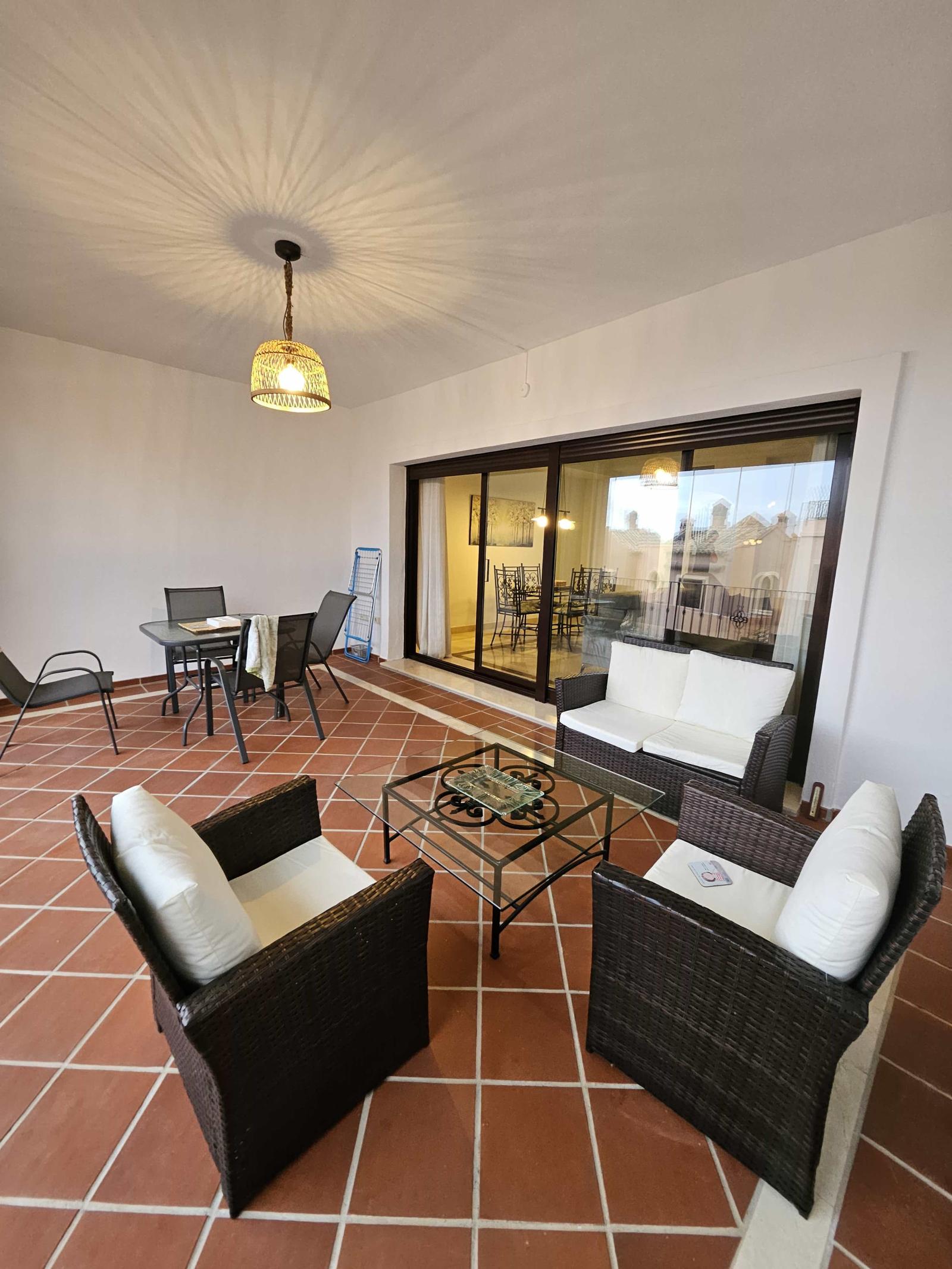 Priestranný 4-izbový radový dom s terasami, s výhľadom na more a garážou – Las Villas de Santa María, Estepona