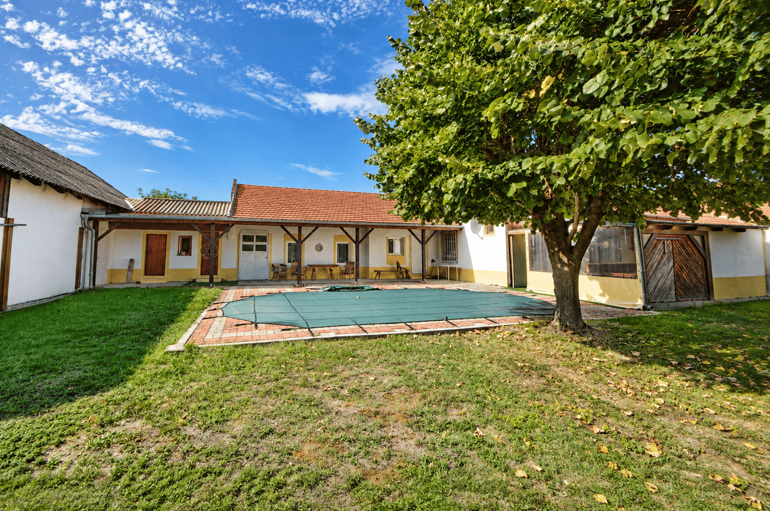 Predaj rodinný dom, sauna, bazén, 1 996 m2 pozemok, Feketeerdő