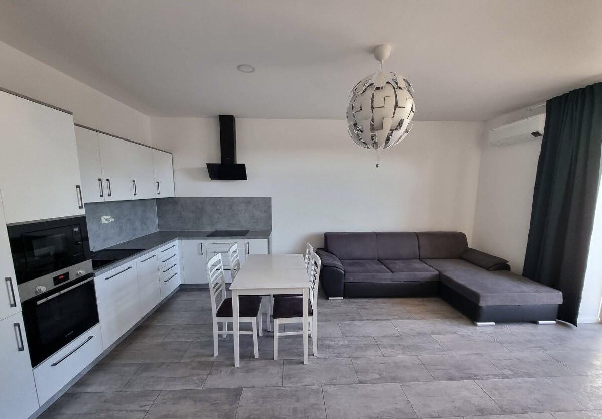 Prenájom | 2-izbový byt s veľkou terasou | CENTRUM- Námestie Iglovia