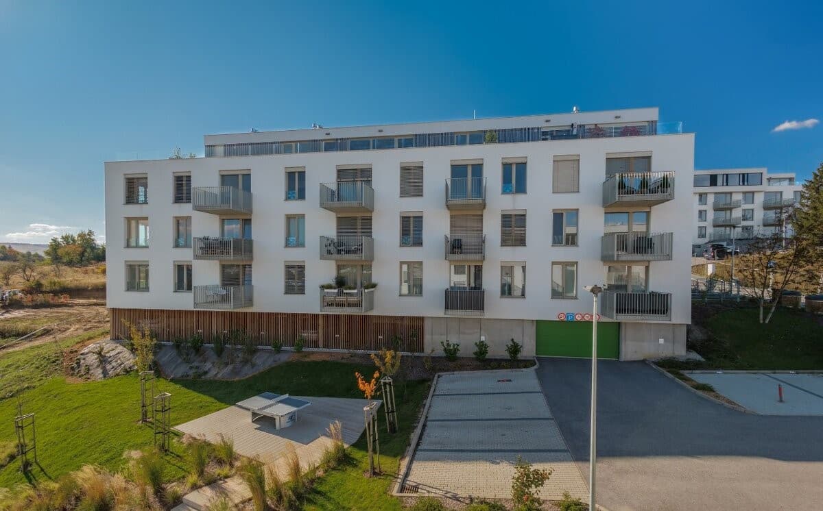 1-izbový byt s balkónom a garážovým parkovaním na prenájom!