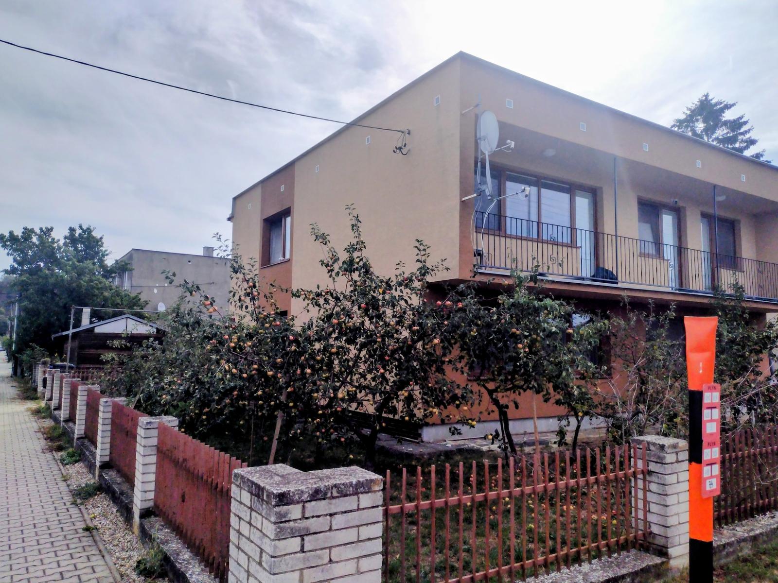 RODINNÝ DOM S POZEMKOM 712 M2 DUCOVÉ – fotka 2