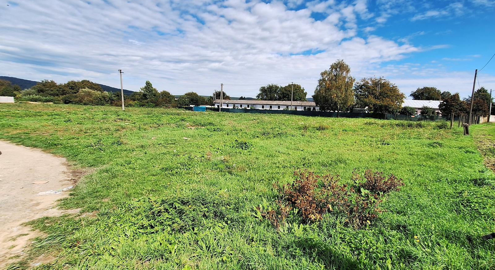 Rovinaté a slnečné pozemky v obci Čaklov.