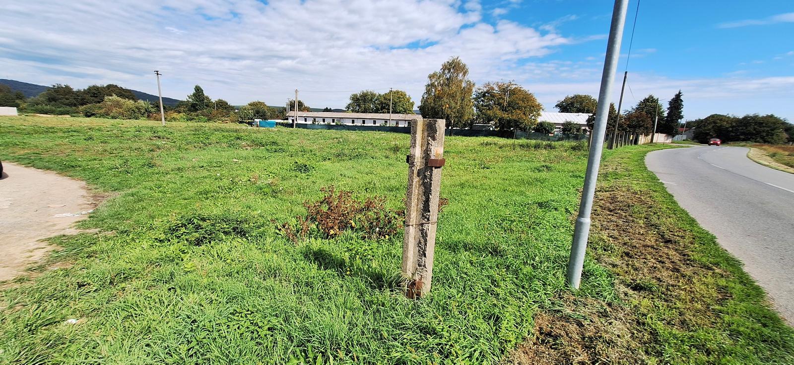 Rovinaté a slnečné pozemky v obci Čaklov. – fotka 2