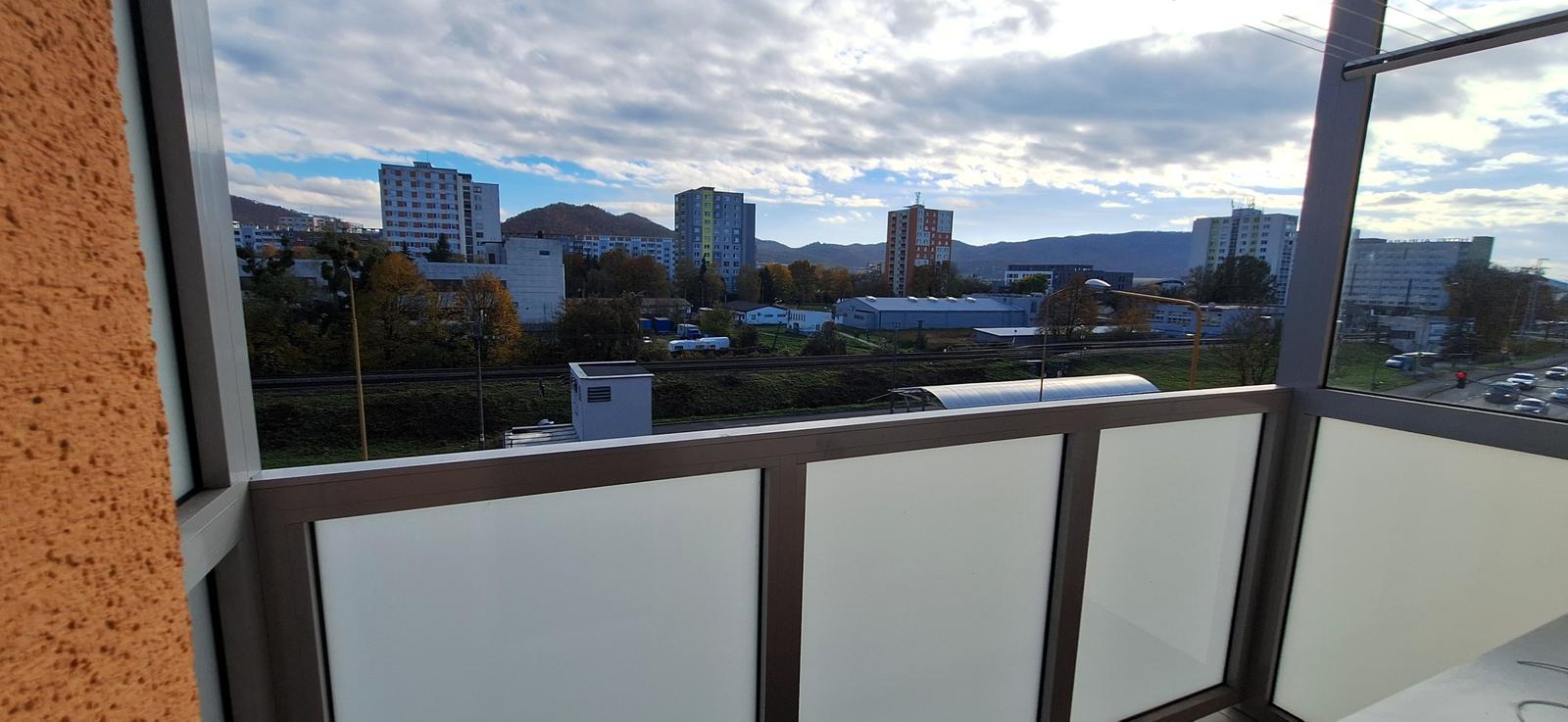 Priestranný 3-izb. byt - 70 m²s balkónom len 2 min. od centra HUMENNÉHO. – fotka 2