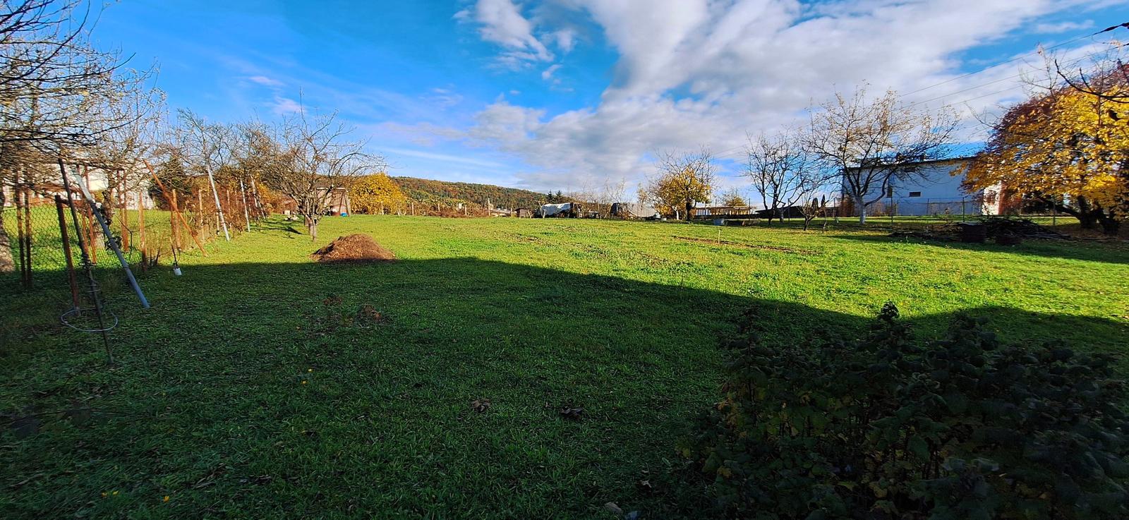 Na predaj pozemok o rozlohe 1 449 m² so záhradou a studňou v Humennom – fotka 2