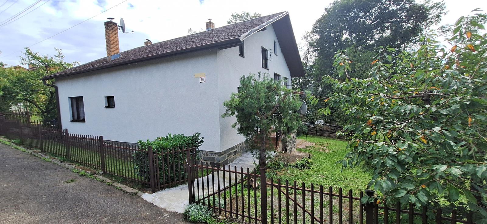 Na predaj rodinný dom s pozemkom o rozlohe - 799 m² pri mestskom parku a zámku v Humennom.