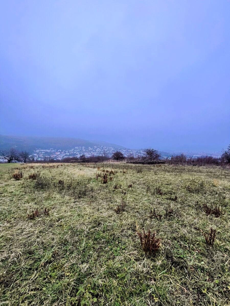 Na predaj stavebný/investičný pozemok s panoramatickým výhľadom na mesto v Humennom.