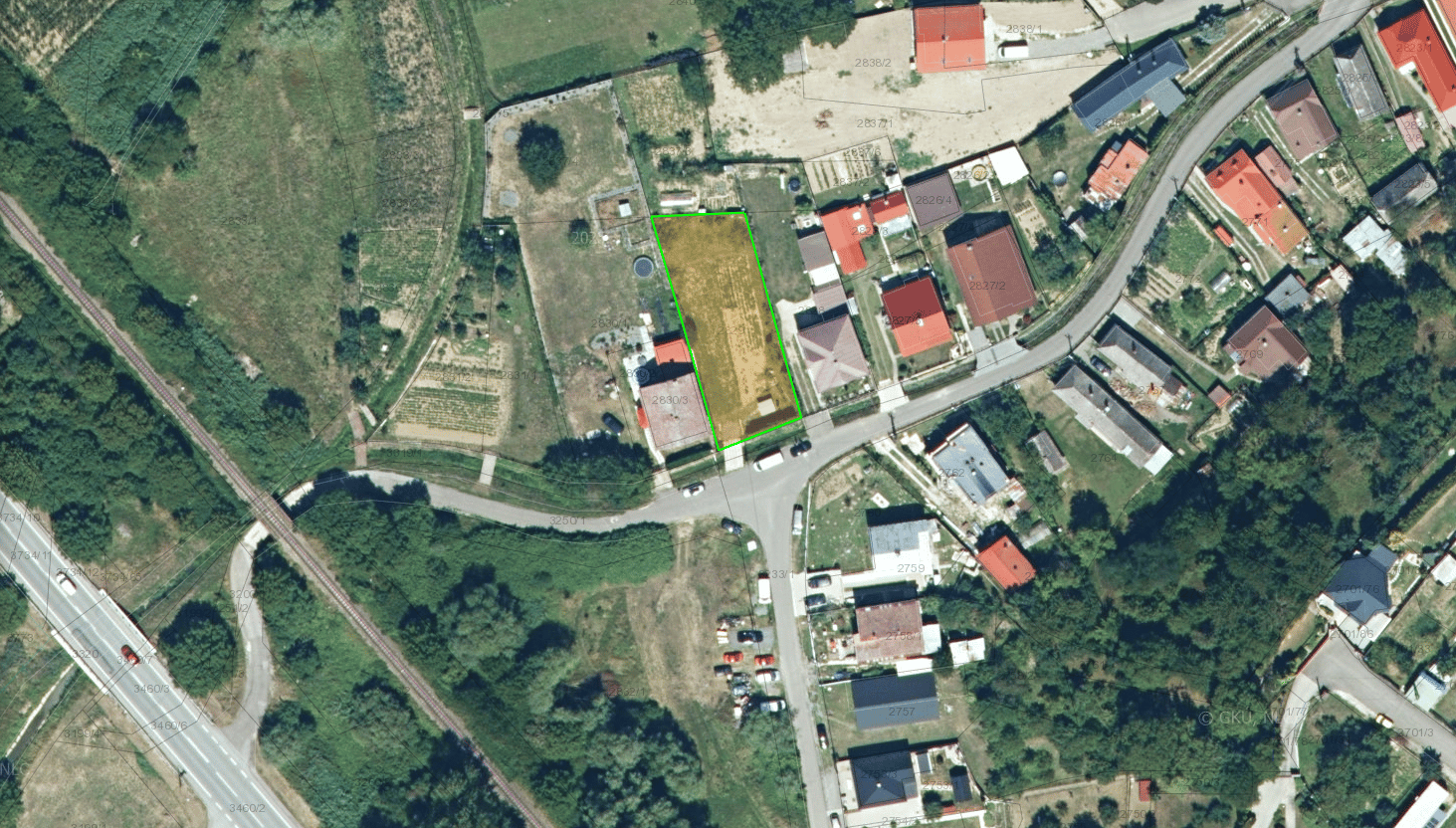 STAVEBNÝ POZEMOK 801 m² – VRANOV NAD TOPĽOU | RODINNÝ DOM | ASFALTOVÁ CESTA | IS – fotka 2
