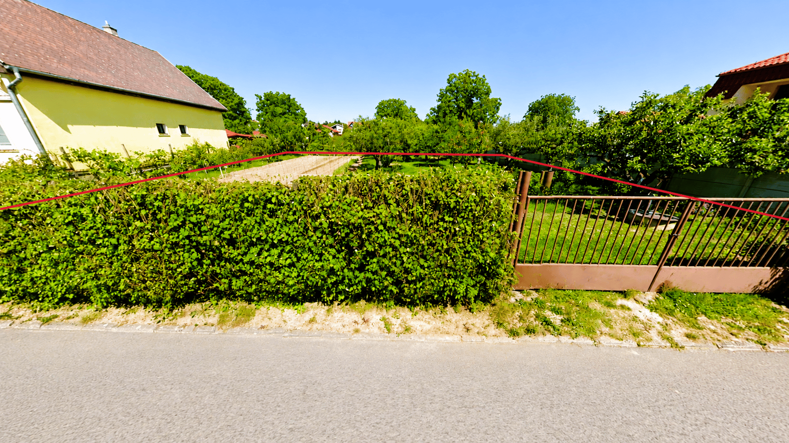STAVEBNÝ POZEMOK 799 m² V LOMNICI – KOMPLETNÉ SIETE, VODA, KANALIZÁCIA, ELEKTRINA, STUDŇA