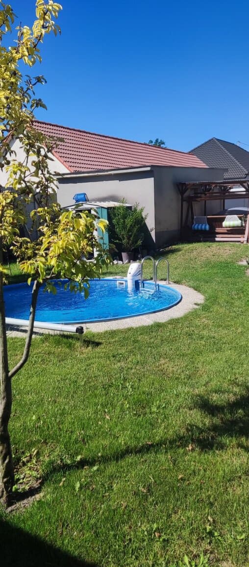 TOP! Rodinný dom s bazénom a výrivkou 40 min od Bratislavy