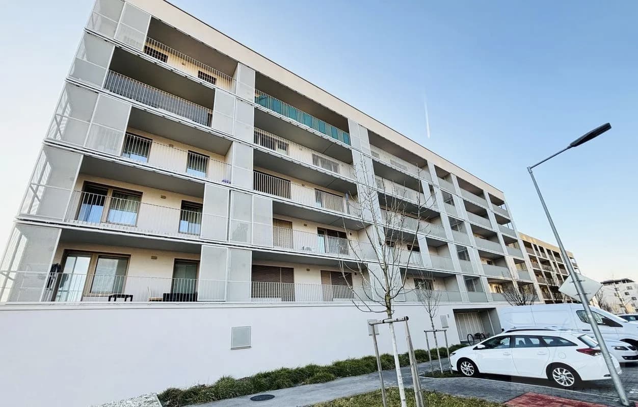 Moderný 2-izbový byt s 11 m² loggiou a parkovaním – BORY