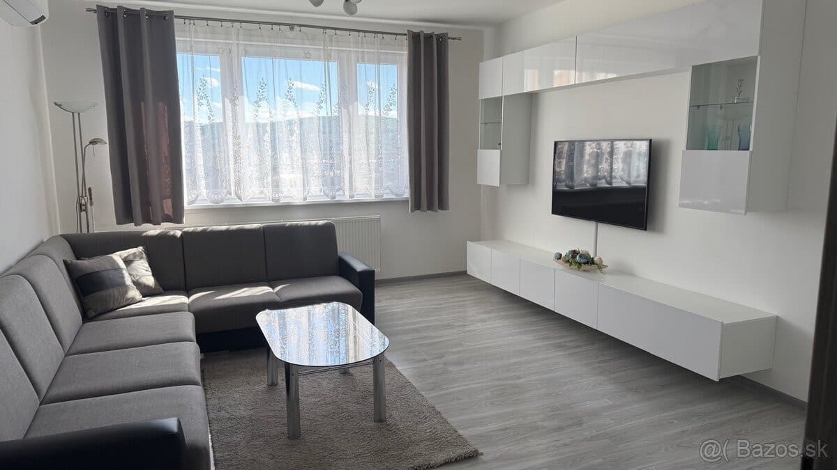 🏡 Na prenájom priestranný 3-izbový byt – Vazecka 12