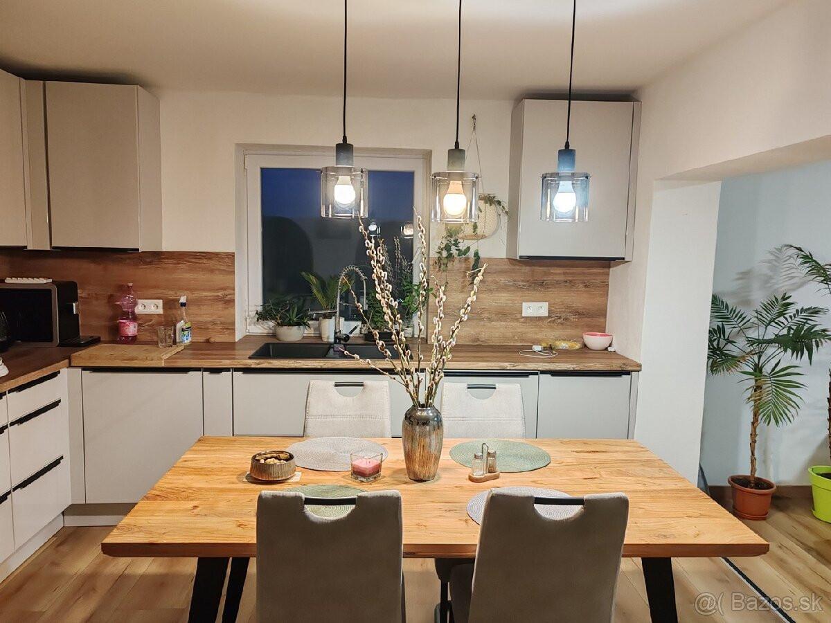 KOMPLETNE ZREKONŠTRUOVANÝ DOM + 1 798 m² POZEMOK | HRUBOŇOVO – fotka 2
